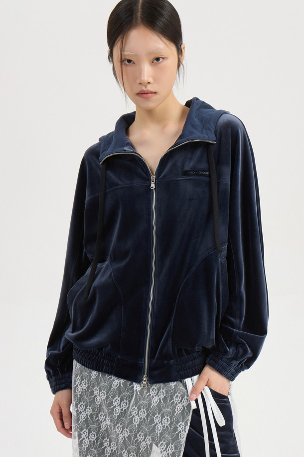 블루 컬러의 [Re-Order] 후드 벨벳 집업 점퍼입니다. 부드러운 촉감의 벨벳 소재로 제작되어 가을, 겨울 시즌 캐주얼하게 활용하기 좋습니다. 오버핏으로 편안함을 강조했으며, 밑단 밴딩과 블루종 실루엣으로 트렌디한 스타일을 연출합니다. 양옆 포켓과 로고 와펜 디테일로 포인트를 더했습니다. 데일리룩, 동네 마실룩, 산책룩 등 다양한 TPO에 활용하여 미니멀, 시티보이 스타일을 완성해 보세요.
