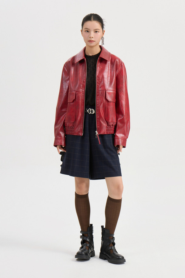 페이크 레더 카라 점퍼 (레드)는 캐주얼, 스트릿 스타일을 즐기는 여성들을 위한 크롭 기장의 인조 가죽 점퍼입니다. 봄, 가을에 적합하며, 부드러운 촉감의 소재로 제작되어 편안하게 착용할 수 있습니다. 지퍼형 여밈 방식에 밑단 이밴드 블루종 디자인으로 활동성을 높였으며, 워시드 가공과 래키 (LUCKY) 로고 안감, 가슴 포켓 스냅 디테일이 특징입니다. 데이트룩, 쇼핑룩 등 다양한 TPO에 맞춰 미니멀한 스타일링을 연출해보세요. 루즈핏으로 편안하면서도 멋스러운 핏을 선사합니다.
