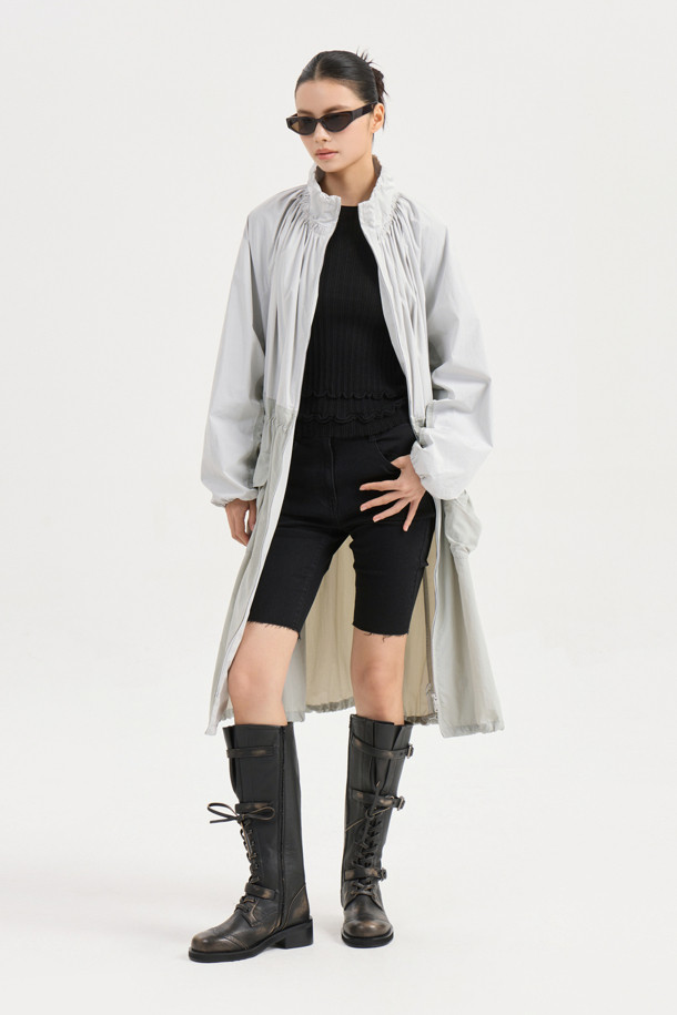 볼륨 포켓 롱 점퍼 (라이트 그레이)는 캐주얼, 스트릿, 미니멀 스타일을 즐겨 입는 여성 고객을 위한 아이템입니다. 가볍고 부드러운 나일론 소재로 제작되어 봄, 가을 간절기에 적합하며, 얇은 두께감으로 편안한 착용감을 선사합니다. 롱 기장과 루즈핏으로 체형 커버에 효과적이며, 볼륨감 있는 포켓 디자인과 넥, 허리 밑단 셔링 디테일이 돋보입니다. 지퍼 여밈 방식으로 간편하게 착용 가능하며, 동네 마실룩, 산책룩 등 일상적인 활동에 스타일리시함을 더해줍니다. 원피스 같은 실루엣으로 여성스러움을 강조하며 다양한 룩에 활용하기 좋습니다.
