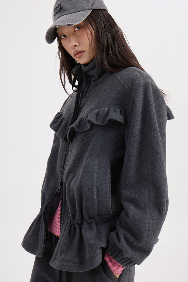 **[Re-Order] 프릴 디테일 체크 점퍼**는 여성스러운 무드의 캐주얼룩을 연출하는 아우터입니다. 베이지와 그레이 두 가지 색상으로 출시되었으며, 가을과 겨울에 따뜻하게 입을 수 있습니다. 부드러운 플리스 소재에 두꺼운 두께감으로 포근함을 더하고, 벌룬 핏과 루즈핏으로 편안한 착용감을 선사합니다. 체크 및 스트라이프 패턴으로 포인트를 더했으며, 투웨이 지퍼와 허리 스트링, 프릴 디테일이 돋보입니다. 산책룩과 같은 일상에서 돋보이는 스타일을 완성해보세요.
