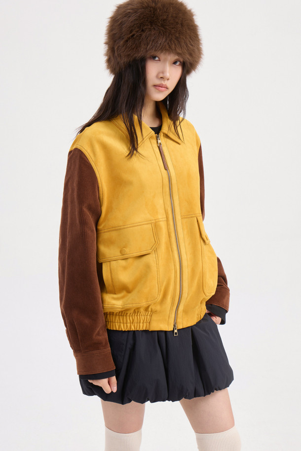 코듀로이 슬리브 페이크 스웨이드 점퍼 (옐로우)는 부드러운 스웨이드 소재의 몸판과 코듀로이 소매의 조화가 돋보이는 여성용 점퍼입니다. 캐주얼, 미니멀, 클래식 스타일을 아우르는 디자인으로, 가을과 겨울에 따뜻하게 착용하기 좋습니다. 오버핏 크롭 기장으로 편안한 착용감을 선사하며, 빅 사이즈 포켓과 금속 지퍼 디테일이 돋보입니다. 여행룩, 캠핑룩 등 다양한 TPO에 활용 가능하며, 옐로우와 브라운 두 가지 컬러로 만나볼 수 있습니다.
