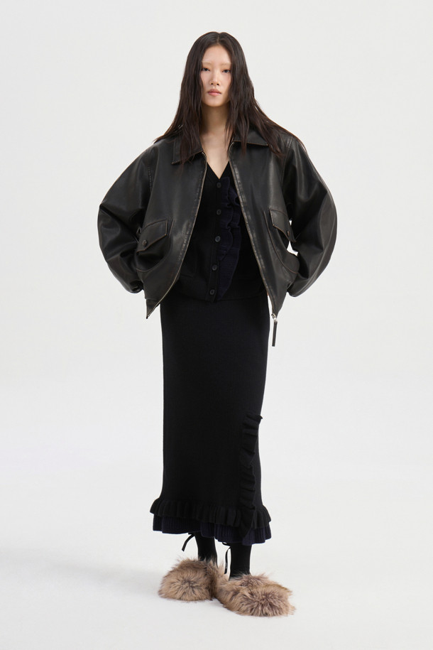 다크 브라운 컬러의 워싱 페이크 레더 카라 점퍼입니다. 힙 기장의 오버핏 블루종 스타일로, 가을과 겨울에 따뜻하게 착용할 수 있습니다. 겉감은 인조가죽 소재이며, 두꺼운 두께감과 패딩 안감으로 보온성을 높였습니다. 지퍼 여밈 방식과 아웃포켓 디테일, 밴딩 마감으로 활동성을 더했습니다. 데이트룩, 모임룩, 캐주얼 및 미니멀 스타일링에 모두 잘 어울립니다.
