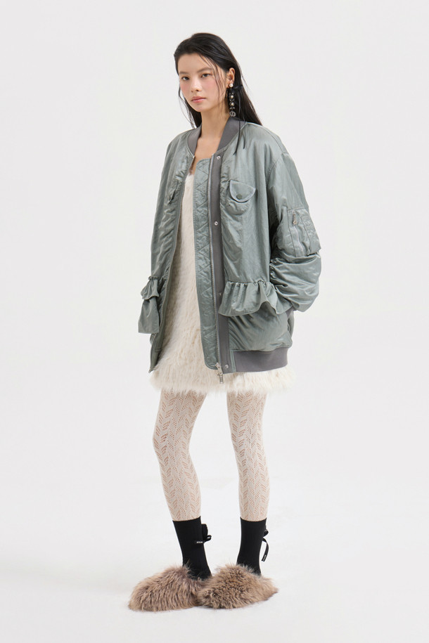 [Re-Order] [아뜰리에] 러플 디테일 하프 점퍼 (카키)는 봄, 가을에 산책룩 또는 캐주얼, 미니멀 스타일을 연출하기 좋은 여성 점퍼입니다. 부드러운 촉감의 나일론 소재로 제작되었으며, 보통 두께감으로 간절기에 활용하기 좋습니다. 코쿤핏 디자인에 은은한 광택감이 돋보이며, 러플 디테일과 파카링 봉제, 미니 포켓, 플라켓 디자인이 특징입니다. 지퍼형 여밈 방식으로 간편하게 착용할 수 있으며, 하프 기장의 블루종 스타일로 다양한 하의와 매치하기 좋습니다. 카키 컬러로 어떤 옷에도 잘 어울려 데일리 아우터로 추천합니다.
