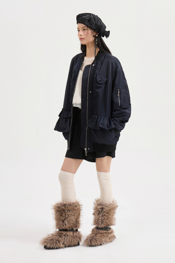 [Re-Order] [아뜰리에] 러플 디테일 하프 점퍼 (다크 네이비)는 산책룩과 봄 소풍룩에 어울리는 여성용 아우터입니다. 다크 네이비 컬러의 무지 디자인으로, 캐주얼, 미니멀, 클래식 스타일을 연출하기 좋습니다. 부드러운 촉감의 나일론 소재로 제작되었으며, 힙 기장의 코쿤핏으로 편안하게 착용할 수 있습니다. 지퍼형 여밈 방식에 긴 소매, 블루종 코트 타입으로 디자인되었으며, 러플 디테일, 파카링 봉제, 미니 포켓, 플라켓 디자인, 은은한 광택감이 특징입니다. 봄, 가을 시즌에 활용하기 좋은 보통 두께의 점퍼입니다.
