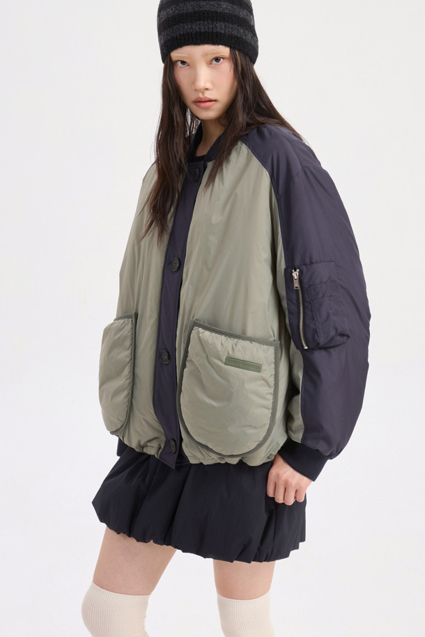 카키 컬러의 볼륨 패딩 점퍼입니다. 가을, 겨울 시즌 여성 의류로, 가볍고 부드러운 나일론 소재를 사용하여 편안한 착용감을 선사합니다. 오버핏 디자인에 볼륨감 있는 실루엣이 특징이며, 니트 시보리 디테일과 셔링 포켓으로 포인트를 더했습니다. 캐주얼 및 미니멀 스타일을 즐겨 입는 분들께 산책룩으로 추천하는 제품입니다. 버튼 여밈 방식의 크롭 기장으로 세련된 핏을 연출합니다.
