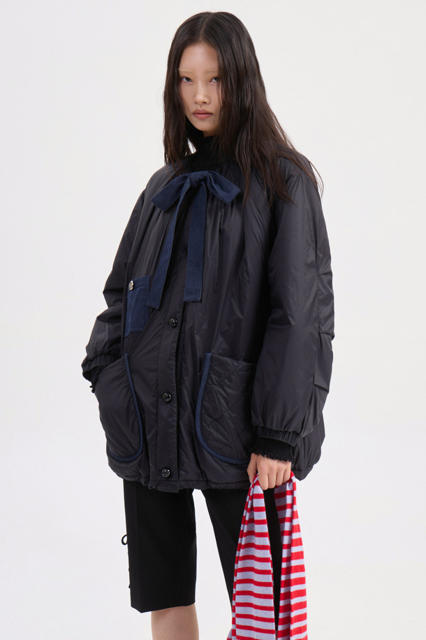 라운드 넥 패딩 점퍼 (블랙)는 겨울철 여성의 스타일을 책임질 아우터입니다. 페미닌하고 캐주얼한 무드를 동시에 연출하며, 셔링과 턱 디테일, 데님 배색 포켓, 끈 디테일이 돋보입니다. 넉넉한 루즈핏과 볼륨감 있는 실루엣으로 편안하면서도 세련된 스타일을 완성합니다. 부드러운 경량 소재에 두꺼운 두께감으로 따뜻함을 더하며, 긴 소매와 버튼 여밈 방식으로 보온성을 높였습니다. 미니멀, 로맨틱 스타일을 즐기는 분들께 추천합니다.
