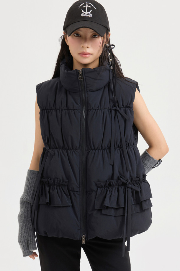 [Re-Order] 리본 다운 베스트는 여성용 다운 베스트로, 가을과 겨울에 따뜻하게 착용할 수 있습니다. 블랙 컬러의 무지 디자인에 숏 기장으로, 어떤 옷에도 쉽게 매치할 수 있습니다. 캐주얼하면서도 페미닌한 스타일을 연출하며, 출근룩과 모임룩에 모두 잘 어울립니다. 부드러운 구스 다운 소재와 셔링, 리본 장식, 샤이니 안감, 투웨이 지퍼 디테일이 특징입니다. 나일론, 스판덱스 소재로 제작되어 편안함과 활동성을 높였습니다.
