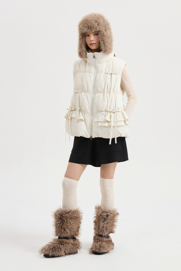 [Re-Order] 리본 다운 베스트 (다크 아이보리)는 겨울철 여성의 우아함과 따뜻함을 동시에 선사하는 다운 베스트입니다. 부드러운 촉감의 나일론과 스판덱스 혼방 소재, 그리고 샤이니 안감으로 고급스러운 착용감을 느낄 수 있습니다. 페미닌하고 캐주얼한 스타일을 연출하며, 리본 및 셔링 디테일로 포인트를 더했습니다. 투웨이 지퍼와 레귤러핏으로 편안한 착용감을 제공하며, 구스다운 충전재로 뛰어난 보온성을 자랑합니다. 데이트룩과 출근룩 등 다양한 TPO에 활용 가능하여, 캐주얼, 미니멀, 로맨틱 스타일을 즐기는 여성에게 추천합니다.
