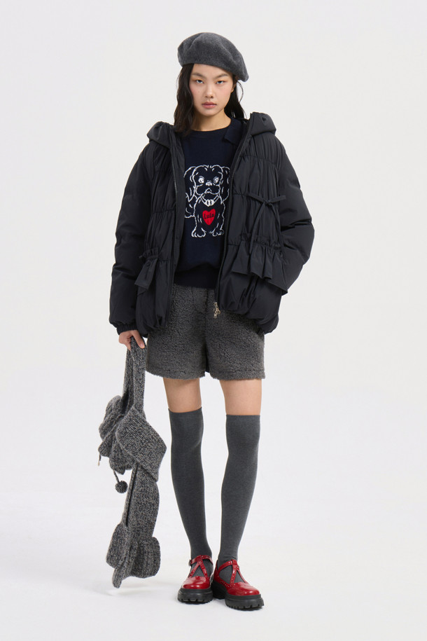 블랙 색상의 리본 후디 다운 점퍼는 페미닌하고 발랄한 무드를 연출합니다. 셔링 디테일과 프릴 단, 리본 장식이 여성스러운 포인트를 더하며, 볼륨감 있는 후드 디자인으로 사랑스러운 분위기를 선사합니다. 넉넉한 두께감과 유연한 촉감의 나일론, 스판 혼방 소재로 제작되어 편안한 착용감을 제공하며, 투웨이 지퍼와 긴 소매 기장으로 활동성을 높였습니다. 샤이니한 안감은 고급스러움을 더하며, 데이트룩, 모임룩, 클래식, 미니멀, 로맨틱 스타일을 즐겨 입는 여성분들께 추천합니다.
