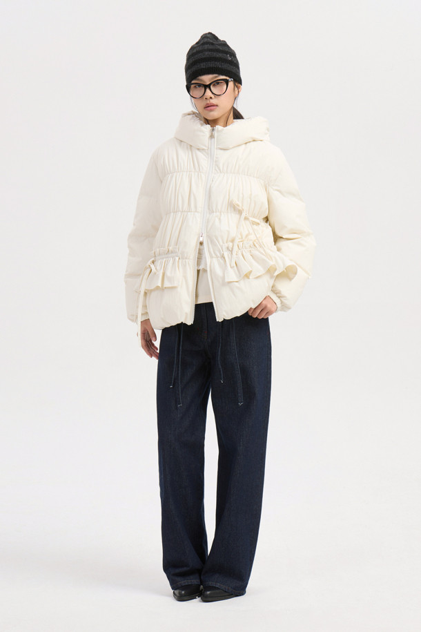 아이보리 컬러의 리본 후디 다운 점퍼는 페미닌하고 발랄한 무드를 연출합니다. 셔링, 프릴, 리본 디테일이 여성스러운 포인트를 더하며, 볼륨감 있는 후드와 샤이니한 안감으로 고급스러움을 더했습니다. 부드러운 촉감의 나일론, 스판 혼방 소재와 두꺼운 두께감으로 따뜻함을 선사하며, 투웨이 지퍼와 루즈핏 디자인으로 편안한 착용감을 제공합니다. 데이트룩, 모임룩, 미니멀, 클래식 스타일을 즐겨 입는 여성분들께 겨울철 필수 아이템입니다.
