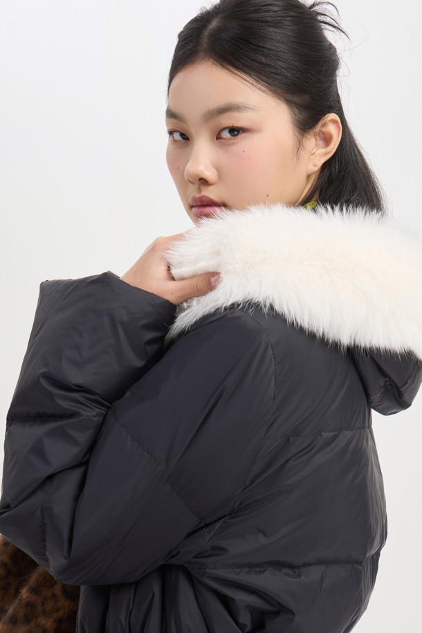 블랙 컬러의 폭스 퍼 후드 구스다운 코트입니다. 추운 겨울, 캐주얼하고 미니멀한 스타일을 연출하기 좋습니다. 탈부착 가능한 리얼 폭스퍼 후드로 고급스러움을 더했으며, 허리 라인과 밑단 스트링으로 핏을 조절할 수 있습니다. 겉감은 부드러운 나일론 소재이며, 안감은 럭키 로고 패턴으로 디자인되었습니다. 출근룩이나 여행룩에 활용하기 좋은, 보온성이 뛰어난 맥시 기장의 구스다운 코트입니다.
