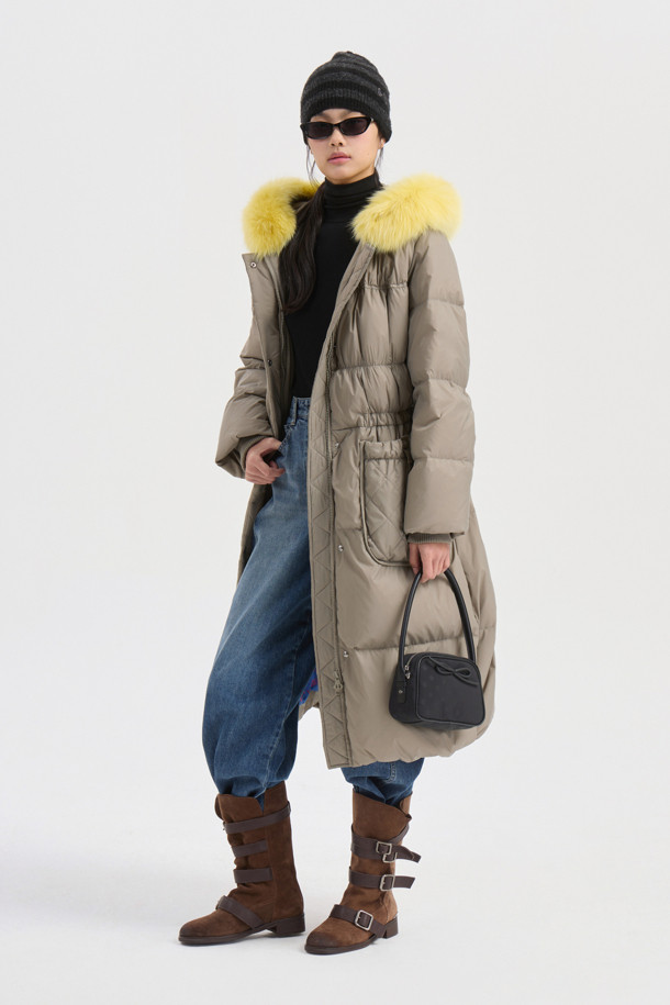 라이트 카키 색상의 폭스 퍼 후드 구스다운 코트는 겨울철 캐주얼 스타일을 완성하는 여성 아우터입니다. 탈부착 가능한 리얼 폭스퍼 후드가 고급스러운 분위기를 더하며, 허리와 밑단의 스트링 조절로 사이즈를 맞춤 조절할 수 있습니다. 겉감은 부드러운 촉감의 나일론 소재이며, 안감은 로고 패턴으로 포인트를 주었습니다. 맥시 기장의 두꺼운 구스다운 코트로 보온성을 높였으며, 지퍼와 스냅 여밈 방식으로 깔끔하게 착용 가능합니다. 여행룩, 캠핑룩 등 다양한 TPO에 미니멀, 클래식 스타일로 활용하기 좋습니다.
