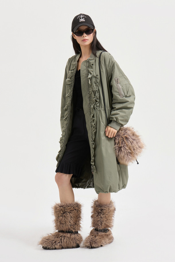 [Re-Order] [아뜰리에] 프릴 디테일 롱 패딩 점퍼는 여성 고객을 위한 겨울 시즌 필수 아이템입니다. 페미닌한 무드를 더하는 프릴 디테일과 롱 기장, A라인 핏으로 세련된 실루엣을 연출합니다. 카키 컬러의 무지 디자인에 지퍼 여밈 방식을 적용하여 편안하게 착용할 수 있으며, 허리 및 밑단 스트링으로 사이즈 조절이 용이합니다. 가볍고 따뜻한 폴리에스테르 소재에 로고 자수 디테일이 돋보이며, 데이트룩과 출근룩 등 다양한 TPO에 미니멀, 클래식, 로맨틱 스타일로 활용하기 좋습니다.
