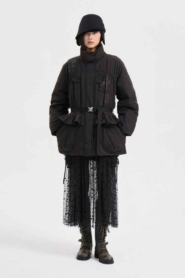 [Atelier] 옵션 벨트 다운 점퍼 (블랙)는 겨울철 여성의 우아함과 캐주얼함을 동시에 만족시키는 아우터입니다. 부드러운 나일론 소재와 두꺼운 두께감으로 따뜻함을 선사하며, 오버핏 디자인과 셔링, 패치워크, 러플 디테일이 페미닌한 무드를 더합니다. 옵션 벨트와 스트링 조절 기능으로 다양한 스타일 연출이 가능하며, 구스다운 충전재로 보온성을 극대화했습니다. 출근룩과 모임룩은 물론 미니멀, 클래식 스타일까지 소화 가능한 활용도 높은 벨티드 다운 점퍼입니다.
