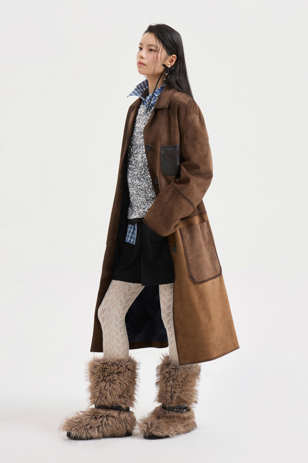 [Atelier] 리얼 스웨이드 롱 코트 (브라운)는 부드러운 촉감의 스웨이드 소재로 제작되어 가을과 겨울, 일상과 데일리룩에 모두 활용하기 좋은 여성 코트입니다. 클래식하고 유니크한 무드를 선사하며, 롱 기장의 H라인 핏으로 세련된 실루엣을 연출합니다. 싱글 버튼 여밈 방식과 두꺼운 두께감으로 따뜻함을 더하고, 오일 브릿지 워싱 처리와 가슴 포켓 레더 디테일, 로고 아플리케 자수, ATELIER 컬렉션 로고 패턴 안감 등 섬세한 디테일로 완성도를 높였습니다. 겨울철 데일리룩, 오피스룩, 모임룩 등 다양한 TPO에 맞춰 클래식, 미니멀, 시크 스타일을 연출해보세요.
