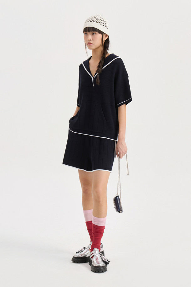 시원한 촉감의 니트 소재로 제작된 [Re-Order] Sailor Half Sleeve Knit Pullover (dark navy)입니다. 세일러 칼라 디자인과 볼륨감 있는 조직감, 컬러 파이핑 디테일이 돋보이며, 루즈핏과 여유로운 어깨 실루엣으로 편안하게 착용 가능합니다. 다크 네이비 컬러의 반소매 니트 풀오버로 여름철 캐주얼룩에 활용하기 좋습니다.

