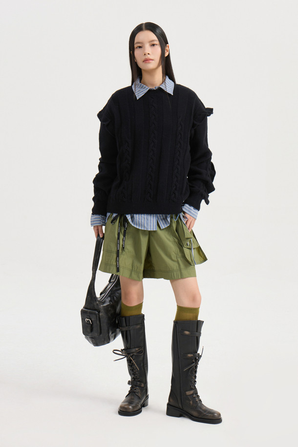 엔트리 케이블 니트 풀오버 (블랙)는 여성 의류로, 가을과 겨울에 따뜻하게 착용할 수 있는 상의입니다. 캐주얼하고 유니크한 스타일을 연출하며, 루즈핏의 라운드넥 디자인과 긴소매, 두꺼운 두께감으로 포근함을 더했습니다. 울 혼방 소재로 제작되어 부드러운 촉감을 느낄 수 있으며, 케이블 패턴과 프릴 디테일이 특징입니다. 겨울 데일리룩, 집콕룩, 동네 마실룩 등 다양한 TPO에 활용 가능하며, 니트 쇼츠와 함께 세트 착용하여 스타일리시하게 연출할 수 있습니다.
