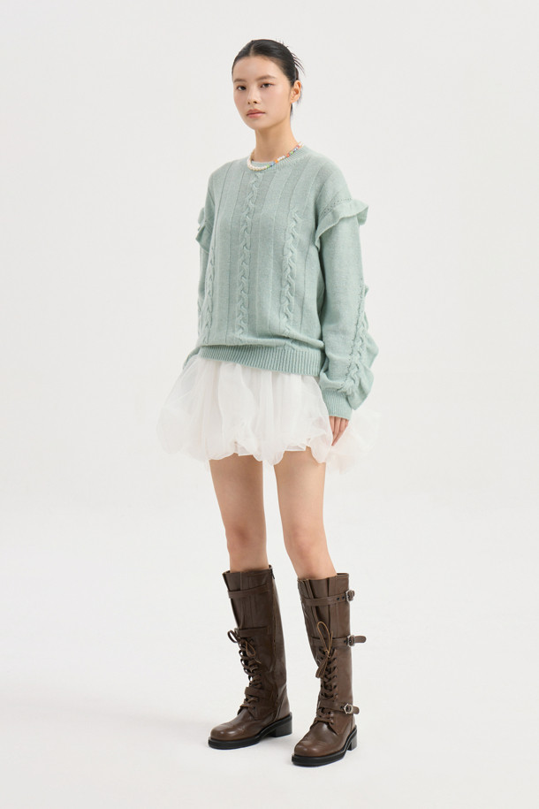 엔트리 케이블 니트 풀오버 (민트)는 부드러운 울 혼방 원사로 제작되어 포근한 착용감을 선사합니다. 라운드넥 디자인에 루즈핏으로 편안하게 착용 가능하며, 클래식하고 유니크한 분위기를 연출합니다. 케이블 패턴과 프릴 디테일이 돋보이며, 봄, 가을, 겨울 시즌에 활용하기 좋습니다. 데이트룩, 카페룩, 겨울 데일리룩 등 다양한 TPO에 어울리는 아이템으로, 니트 쇼츠와 세트 연출도 가능합니다. 미니멀, 클래식, 캐주얼 스타일을 즐겨 입는 여성분들께 추천합니다.
