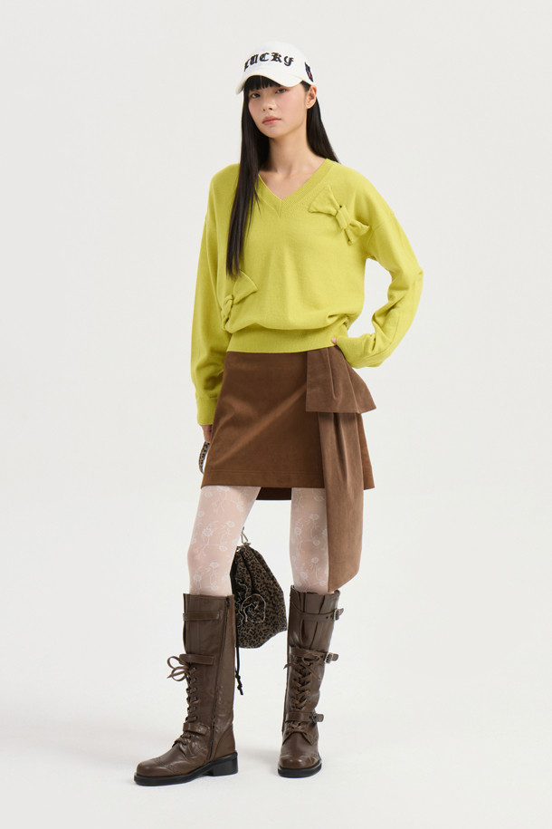 암보 리본 니트 풀오버 (라임)는 오버핏으로 제작되어 편안하면서도 유니크한 스타일을 연출합니다. 가을, 겨울 시즌에 어울리는 두꺼운 두께감과 부드러운 촉감의 울, 면 혼방 소재로 따뜻함을 선사합니다. 라운드넥 디자인에 볼륨감 있는 조직과 니팅 리본 디테일이 더해져 로맨틱하면서도 캐주얼한 무드를 자아냅니다. 데이트룩, 카페룩은 물론 겨울 데일리룩까지, 다양한 스타일을 소화하며 아우터 이너로도 활용 가능합니다. 플레어 스커트와 세트 구성으로 더욱 사랑스러운 룩을 완성할 수 있습니다.
