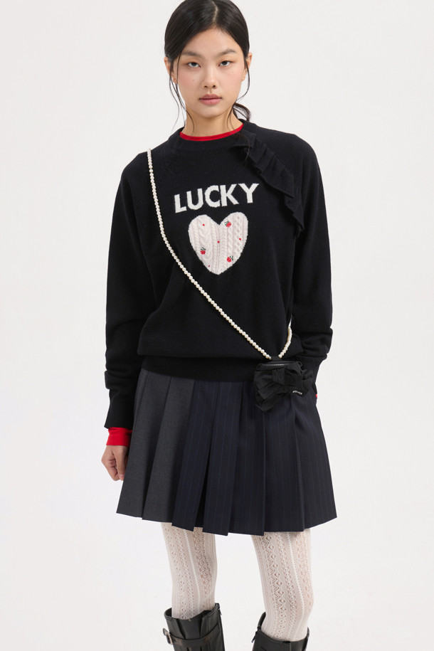 럭키 포인트 프릴 니트 풀오버 (블랙)는 여성들을 위한 캐주얼 스타일의 니트/스웨터입니다. 가을, 겨울 시즌에 어울리는 두꺼운 두께감의 긴소매 제품으로, 부드러운 촉감과 루즈핏이 편안한 착용감을 선사합니다. 라운드넥 디자인에 래글런 소매, 프릴 디테일, 자수 장식이 더해져 사랑스러운 분위기를 연출하며, 하트, 케이블, 플라워 패턴이 돋보입니다. 데이트룩, 모임룩으로 활용 가능하며, 이너로도 다양하게 코디할 수 있어 활용도가 높습니다. 캐주얼, 클래식, 미니멀 스타일을 즐겨 입는 분들께 추천합니다.
