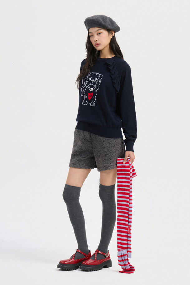 **Lulu Point 프릴 니트 풀오버 (다크 네이비)**

캐주얼, 클래식, 미니멀 스타일을 모두 아우르는 여성용 니트 풀오버입니다. 부드러운 울, 캐시미어, 나일론 혼방 소재로 제작되어 가을과 겨울에 따뜻하게 착용할 수 있습니다. 럭키 루루 캐릭터 자카드 패턴과 프릴 디테일이 사랑스러운 포인트를 더합니다. 래글런 소매의 루즈핏 라운드넥 디자인으로 편안한 착용감을 선사하며, 모임룩으로도 활용하기 좋습니다. 다크 네이비 컬러로 어떤 하의와도 쉽게 매치할 수 있습니다.
