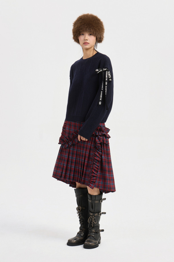 럭키 테이프 니트 풀오버 (다크 네이비)는 가을과 겨울, 페미닌하면서도 캐주얼한 무드를 연출하는 여성용 니트입니다. 울과 나일론 혼방 소재로 제작되어 포근한 촉감을 선사하며, 두꺼운 두께감으로 따뜻하게 착용할 수 있습니다. 크롭 기장의 루즈핏이며, 라운드넥 디자인에 아가일 & 로고 패턴이 적용되었습니다. 왼쪽 어깨 럭키 로고 테이프 디테일과 스카시 조직, 럭키 레터링이 포인트로, 모임룩, 캐주얼, 클래식, 미니멀 스타일 모두 소화 가능합니다. 긴 소매 기장으로 간절기부터 겨울까지 폭넓게 활용할 수 있습니다.
