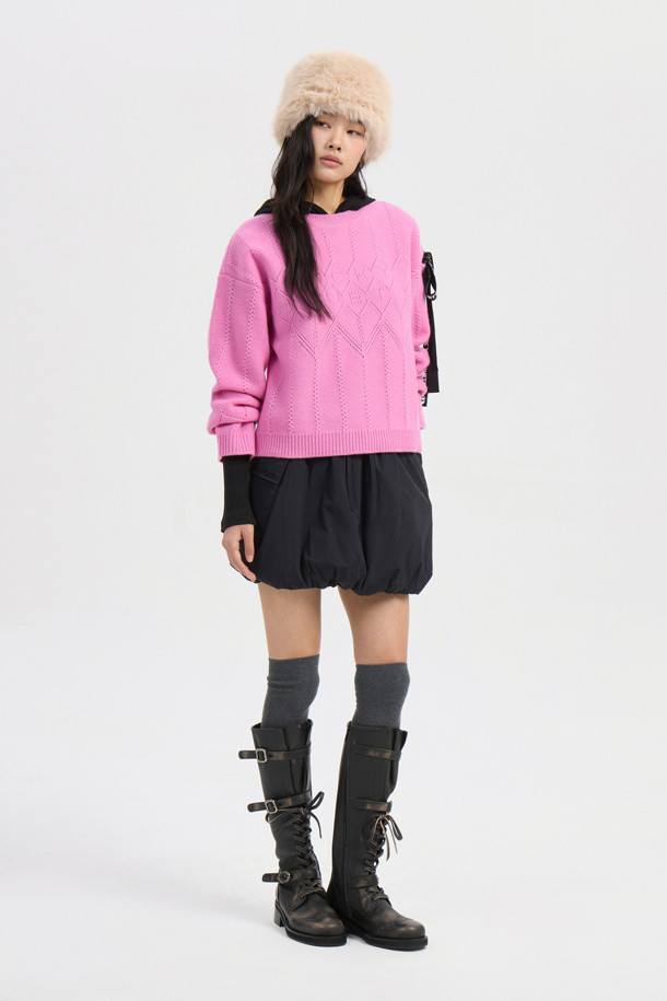 사랑스러운 핑크 컬러의 럭키 테이프 니트 풀오버입니다. 부드러운 울과 나일론 혼방 소재로 제작되어 가을, 겨울 시즌 따뜻하게 착용할 수 있습니다. 페미닌한 무드의 루즈핏 크롭 기장으로, 아가일 패턴과 언발란스 로고 테이프, 스카시 조직 디테일이 돋보입니다. 라운드넥과 긴 소매 디자인으로 클래식하면서도 미니멀한 스타일을 연출하며, 데이트룩이나 모임룩에 활용하기 좋습니다. 보온 기능을 갖춰 추운 날씨에도 포근함을 선사합니다.
