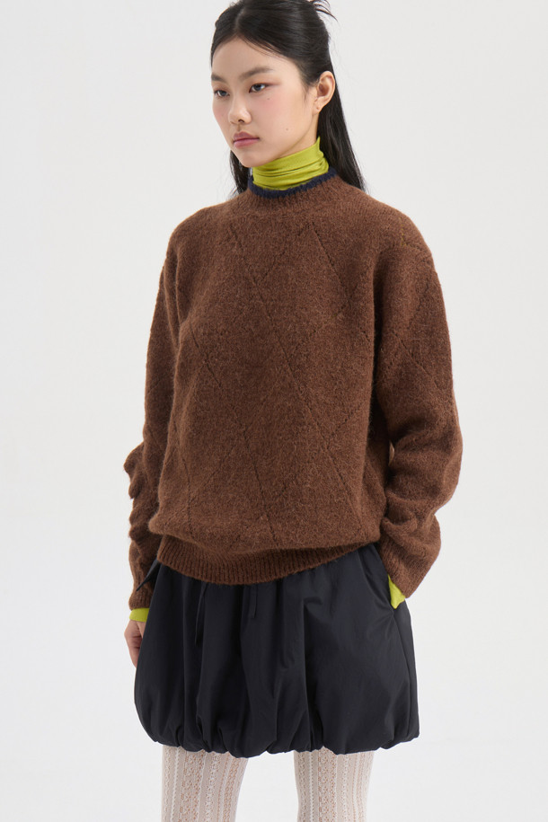 **아가일 니트 풀오버 (브라운)**는 알파카 혼방 소재로 제작되어 포근한 촉감을 선사하는 여성용 니트입니다. 가을과 겨울에 어울리는 얇은 두께의 긴 소매 라운드넥 니트로, 클래식하면서도 유니크한 아가일 패턴이 특징입니다. 스카시 조직감과 러플 디테일이 돋보이며, 다양한 스타일 연출을 위해 레이어드하여 착용할 수 있습니다. 데이트룩, 모임룩, 미니멀, 캐주얼 스타일 모두 소화 가능한 활용도 높은 아이템입니다. 루즈핏으로 편안하게 착용할 수 있습니다.
