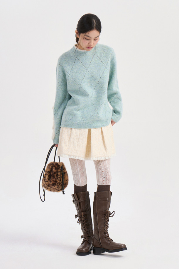 민트 색상의 아가일 니트 풀오버는 여성스러움을 더하는 러플 디테일과 스카시 조직감으로 포인트를 주었습니다. 알파카 혼방 소재로 제작되어 포근한 촉감을 선사하며, 얇은 두께감으로 간절기부터 겨울까지 레이어드하여 활용하기 좋습니다. 라운드넥과 루즈핏 디자인은 클래식하면서도 캐주얼한 무드를 연출하며, 모임룩, 데이트룩 등 다양한 스타일링에 적합합니다. 긴소매 기장과 레귤러 기장으로 편안하게 착용 가능하며, 미니멀한 스타일을 즐기는 분들께 추천합니다.
