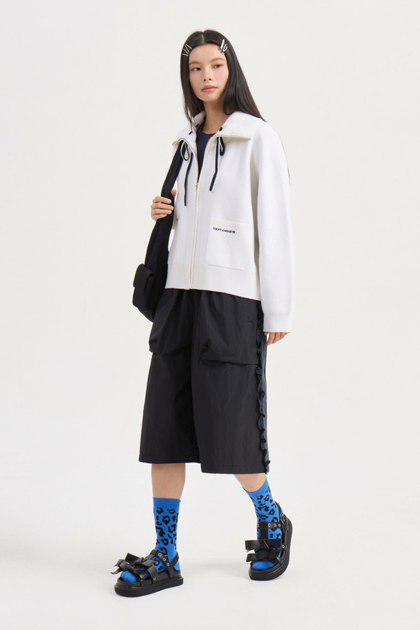 빅 카라 니트 가디건(아이보리)은 부드러운 울 소재로 제작되어 가을, 겨울 시즌에 따뜻하게 착용하기 좋습니다. 캐주얼한 무드의 루즈핏으로 편안한 착용감을 선사하며, 빅 카라 디자인이 포인트를 더합니다. 금속 지퍼와 아웃 포켓 디테일, 로고 배색, 스트라이프 니팅 테잎, 그리고 볼륨감 있는 카라가 특징입니다. 데일리룩, 카페룩, 모임룩 등 다양한 TPO에 활용하기 좋으며, 캐주얼, 클래식, 미니멀 스타일을 연출할 수 있습니다. 긴 소매 기장에 두꺼운 두께감으로 포근함을 더한 아이보리 컬러의 니트 가디건입니다.
