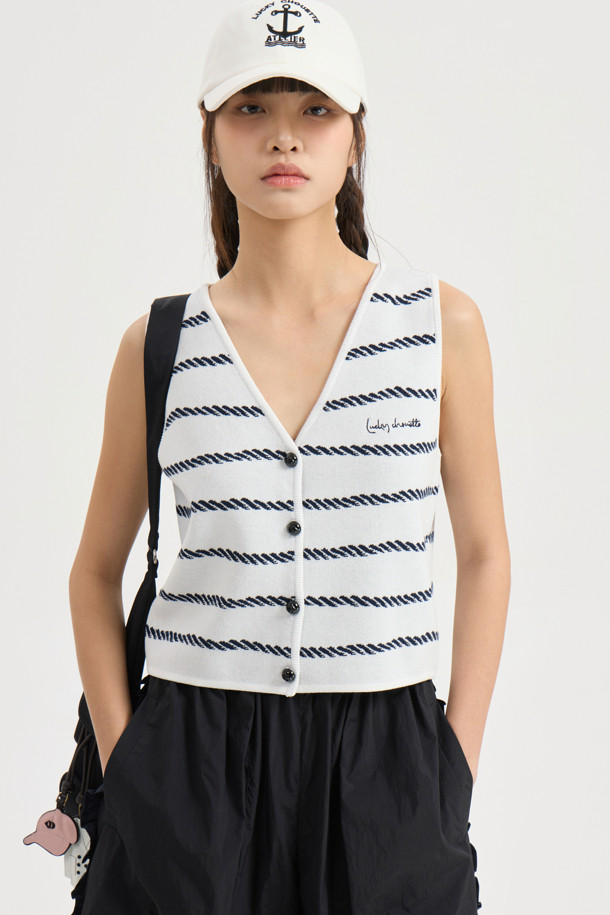 **Stripe 니트 베스트 (아이보리)**

부드러운 촉감의 니트 소재로 제작된 여성용 베스트입니다. 아이보리 컬러에 V넥 디자인으로, 봄, 가을 시즌에 캐주얼하게 착용하기 좋습니다. 루프 아트웍 자카드 패턴과 금속 단추 디테일이 돋보이며, 스탠다드핏 또는 루즈핏으로 연출할 수 있습니다. 레이어링하여 다양한 스타일을 연출하거나 단독으로 착용하여 데이트룩, 카페룩에 포인트를 더해보세요. 미니멀, 클래식 스타일을 선호하는 분들께 추천합니다.
