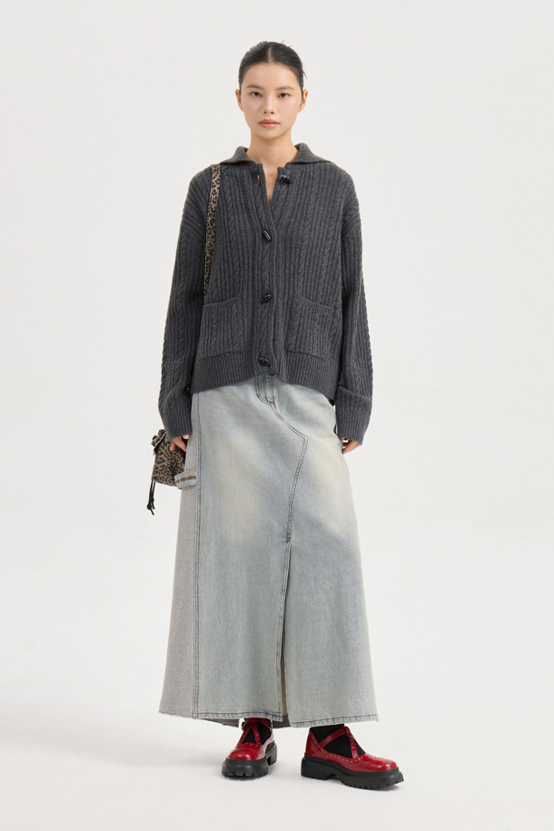 멜란지 그레이 컬러의 Entry 케이블 니트 가디건입니다. 부드러운 울 소재로 제작되어 가을, 겨울에 따뜻하게 착용할 수 있습니다. 클래식하고 캐주얼한 스타일을 모두 소화하며, 루즈핏과 브이넥 디자인으로 편안함을 더했습니다. 토글 단추 디테일과 럭키 로고, 스트라이프 느낌의 케이블 & 립 패턴 조직감이 특징입니다. 데이트룩, 카페룩, 겨울 데일리룩 등 다양한 TPO에 활용 가능하며, 스타일리시한 미니멀룩을 연출할 수 있습니다.
