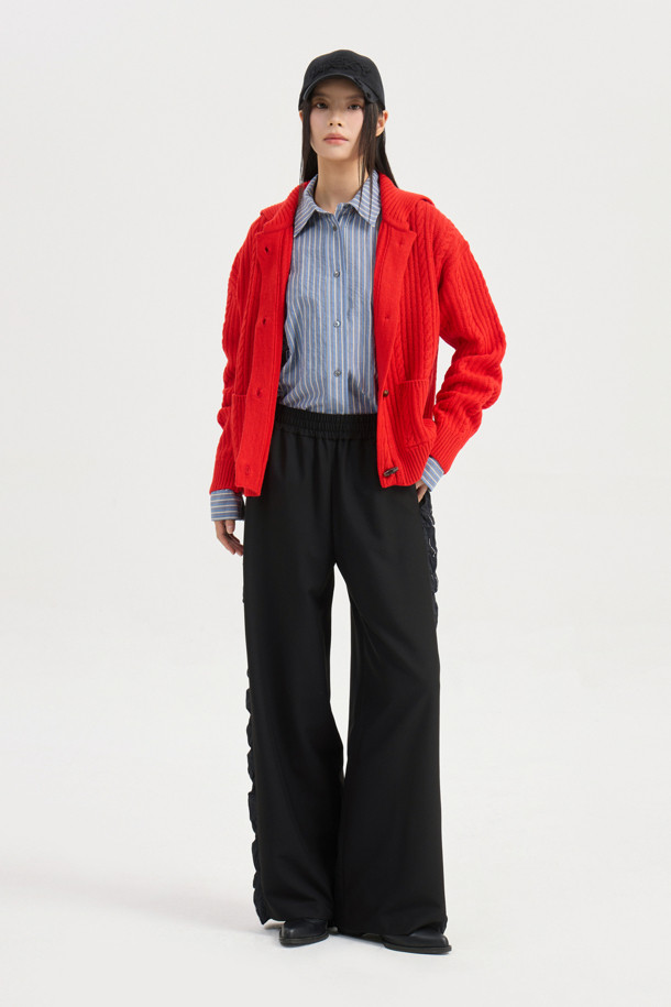 엔트리 케이블 니트 가디건 (레드)은 가을과 겨울 시즌, 클래식하고 캐주얼한 스타일을 연출하고 싶은 여성분들을 위한 아이템입니다. 부드러운 울 소재로 제작되어 포근한 착용감을 선사하며, 얇은 두께감으로 간절기에도 부담 없이 즐길 수 있습니다. 크롭 기장에 루즈핏으로 편안함을 더하고, 라운드넥과 립 조직 디테일, 로고 토글 단추, 스트라이프 느낌의 케이블 조직, 앞 중심 볼드한 케이블 조직이 특징입니다. 데일리룩, 카페룩, 모임룩 등 다양한 TPO에 매치하여 클래식, 캐주얼, 미니멀 스타일을 완성해보세요.
