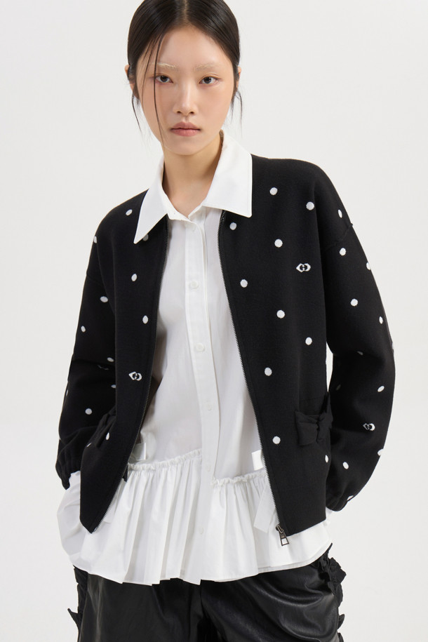 [Re-Order] 도트 짚업 니트 카디건 (블랙)은 부드러운 니트 소재의 여성용 카디건입니다. 릴랙스 핏과 라운드넥 디자인으로 편안한 착용감을 선사하며, 캐주얼 및 베이직 스타일을 연출하기 좋습니다. 도트 패턴과 드롭 숄더, 소매 이밴드, 포켓, 리본 디테일이 돋보이며, 집업 방식으로 간편하게 착용할 수 있습니다. 일상, 동네 마실룩, 집콕룩 등 다양한 TPO에 활용 가능하며, 미니멀하고 클래식한 스타일을 선호하는 분들께 추천합니다. 자카드 조직으로 제작되어 더욱 고급스러운 느낌을 줍니다.
