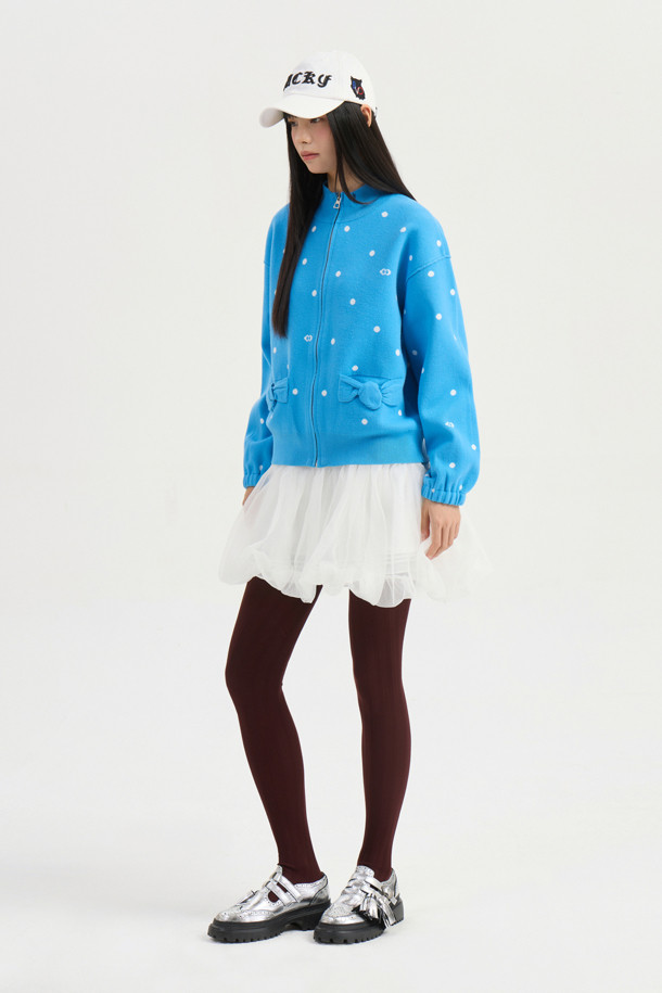 도트 집업 니트 가디건 (블루)은 캐주얼, 미니멀, 로맨틱 스타일을 즐기는 여성들을 위한 아이템입니다. 봄, 가을에 어울리는 이 니트 가디건은 부드러운 촉감의 니트 소재로 제작되었으며, 루즈핏으로 편안한 착용감을 선사합니다. 도트 패턴과 드롭 숄더, 소매 이밴드, 포켓 리본 디테일이 디자인의 특징이며, 데이트룩과 봄 소풍룩에 매치하기 좋습니다. 중간 두께의 집업 스타일로 간절기 날씨에 유용하며, 일상복으로 활용하기 좋습니다.
