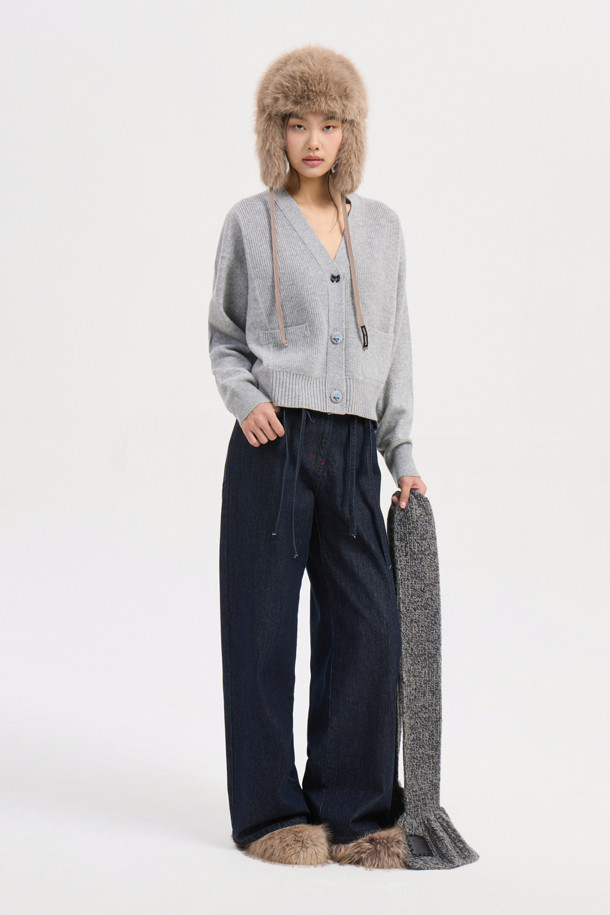 멜란지 그레이 컬러의 자수 디테일 브이넥 니트 가디건입니다. 울과 나일론 혼방 소재로 제작되어 포근하면서도 가벼운 착용감을 선사합니다. 세미 루즈핏에 크롭 기장으로, 캐주얼하고 베이직한 스타일을 연출하며, 플라워 모티브 단추와 조직감 디테일이 돋보입니다. 긴소매 디자인으로 가을, 겨울철 데이트룩이나 모임룩에 활용하기 좋으며, 레이어드 스타일링으로 다양한 분위기를 연출할 수 있습니다.
