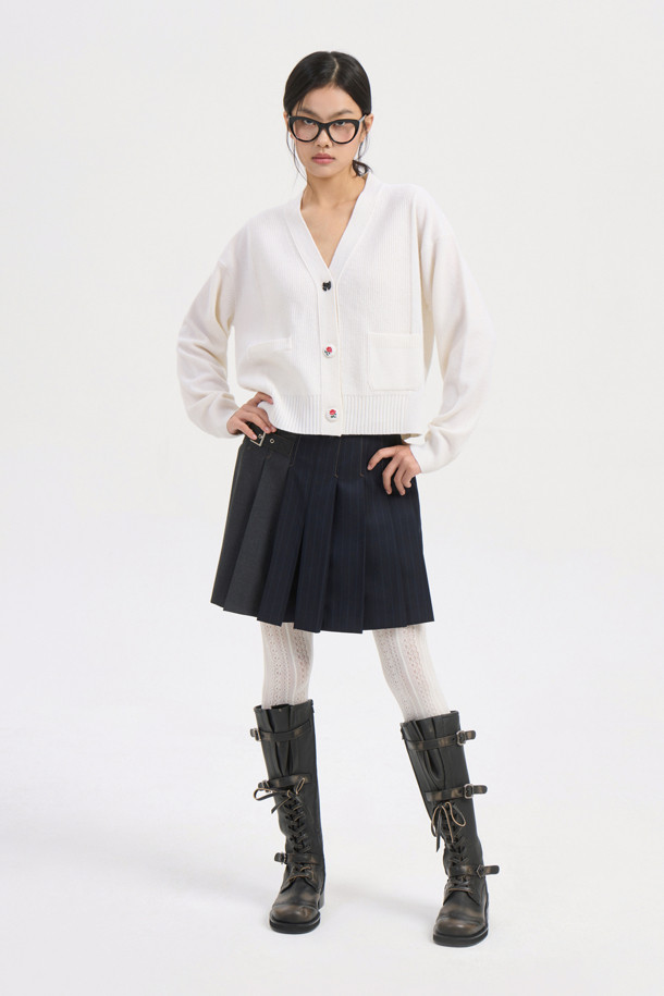 아이보리 컬러의 자수 디테일 브이넥 니트 가디건입니다. 울과 나일론 혼방 소재로 제작되어 포근함과 가벼운 촉감을 선사하며, 가을, 겨울 시즌에 안성맞춤입니다. 세미 루즈핏으로 편안하게 착용 가능하며, 플라워 모티브 단추와 좌우 포켓 디자인, 소매/등판/앞판의 서로 다른 조직감이 돋보입니다. 브이넥 라인으로 다양한 이너와 레이어드하여 데이트룩, 모임룩, 클래식, 미니멀, 캐주얼 스타일 모두 연출할 수 있습니다.
