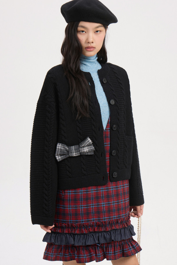 체크 리본 라운드 넥 니트 가디건 (블랙)은 가을, 겨울 시즌에 어울리는 여성 의류입니다. 부드러운 울 소재에 두꺼운 두께감으로 따뜻함을 제공하며, 라운드 넥과 긴 소매, 루즈핏으로 편안한 착용감을 선사합니다. 케이블 조직감과 체크 패턴이 클래식하고 캐주얼한 무드를 더하며, 체크 리본 장식이 여성스러운 포인트를 더합니다. 데이트룩, 모임룩, 출근룩 등 다양한 TPO에 활용 가능한 매력적인 아이템입니다.
