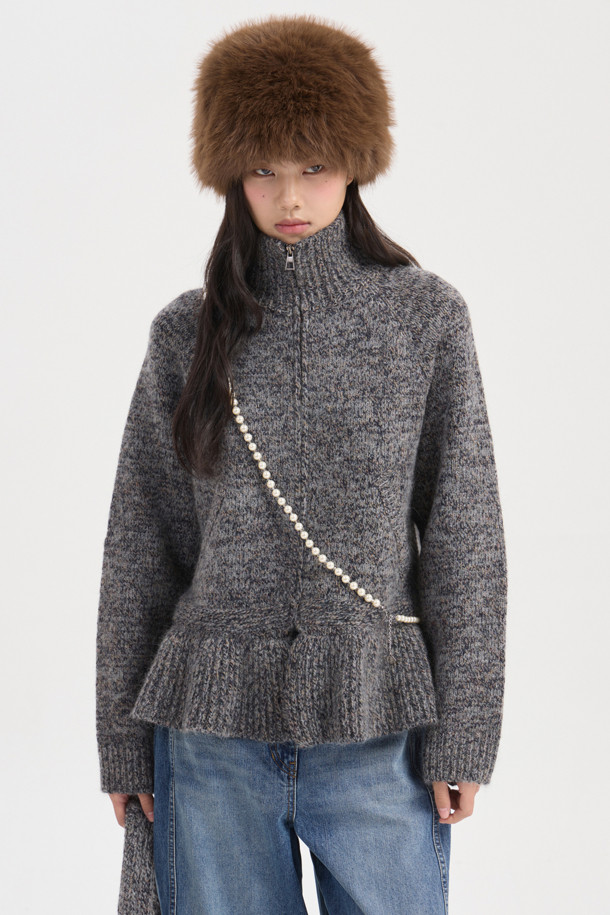 세련된 자수 디테일이 돋보이는 "자수 포인트 집업 니트 가디건 (그레이)"입니다. 부드러운 니트 소재와 두꺼운 두께감으로 따뜻하고 포근한 착용감을 선사하며, 래글런 소매와 페플럼 디자인으로 여성스러운 실루엣을 연출합니다. 하이넥 디자인과 금속 지퍼, 밑단 러플, 로고 자수, 핸드메이드 자수 등 섬세한 디테일들이 유니크한 스타일을 완성합니다. 캐주얼, 클래식, 미니멀 스타일 모두 소화 가능하며 모임룩으로도 활용하기 좋습니다. 쌀쌀한 가을, 겨울 시즌에 폭넓게 활용할 수 있는 실용적인 아이템입니다.
