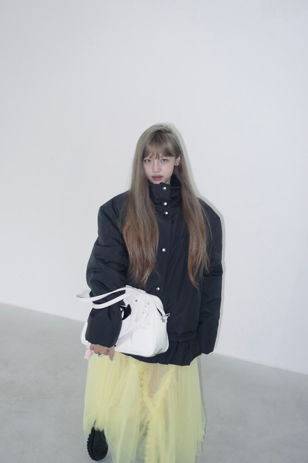 럭키슈에뜨(LUCKY CHOUETTE)의 Chouetties 헤 Hem Frill 패딩 점퍼는 다크 그레이 컬러의 여성 패딩 점퍼입니다. 캐주얼하면서도 여성스러운 스타일로, 일상생활은 물론 산책룩으로도 활용하기 좋습니다. 오버핏으로 편안하게 착용 가능하며, 체크 패턴과 밑단 셔링 디테일, 밑단 스트링으로 사이즈 조절이 용이합니다. 두꺼운 두께감의 나일론 소재로 제작되었으며, 긴 소매와 스냅 여밈 방식, 로고 프린트, 솔리드 안감이 특징입니다. 겨울철 따뜻하고 스타일리시하게 연출할 수 있는 아이템입니다.
