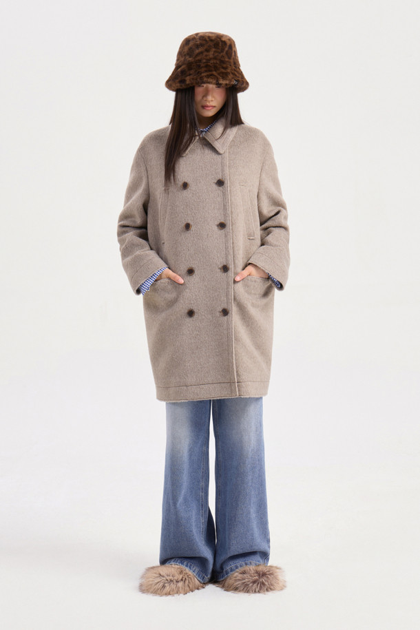 럭키슈에뜨의 Chouetties (슈에티스) 하프 더블 코트는 멜란지 베이지 컬러의 여성용 코트입니다. 캐주얼한 스타일로, 가을과 겨울에 착용하기 좋으며, 루즈핏으로 편안함을 더했습니다. 울 소재에 두꺼운 두께감으로 따뜻함을 유지하며, 안감이 있어 착용감을 높였습니다. 더블 버튼 여밈 방식과 4개의 포켓, 긴 소매 디자인이 특징이며, 출근룩, 클래식, 미니멀, 캐주얼 스타일을 연출하기 좋습니다.
