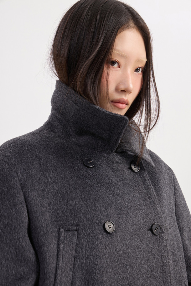 LUCKY CHOUETTE (럭키슈에뜨)의 Chouetties Half Double Coat (슈에티스 하프 더블 코트)는 멜란지 그레이 컬러의 여성용 코트입니다. 캐주얼 및 베이직 스타일로, 가을과 겨울에 착용하기 좋은 두꺼운 울 소재의 하프 기장 더블 코트입니다. 루즈핏으로 편안하게 착용 가능하며, 4개의 포켓과 안감이 있어 실용성을 더했습니다. 출근룩, 모임룩, 데이트룩 등 다양한 TPO에 활용할 수 있으며, 클래식, 미니멀, 캐주얼 스타일을 연출하기 좋습니다. 부드러운 촉감과 긴 소매 기장이 특징입니다.
