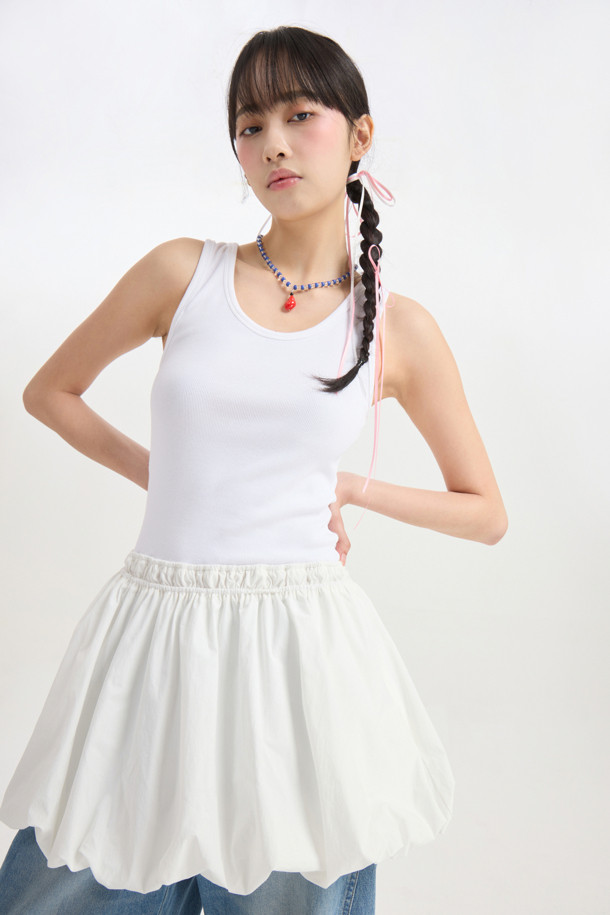 럭키슈에뜨 Chouetties (슈에티스) 헴 볼륨 슬리브리스 원피스 (화이트)는 우아한 스타일을 연출하는 여성 의류입니다. 봄, 여름 시즌에 어울리는 슬리브리스 디자인으로, A라인 치마핏과 허리 밴딩으로 편안하면서도 여성스러운 실루엣을 강조합니다. 풍성한 볼륨감의 스커트 셔링 디테일이 돋보이며, 뒤 라벨 장식이 포인트로 더해졌습니다. 데이트룩, 카페룩, 휴가룩 등 다양한 TPO에 활용 가능하며, 클래식, 미니멀, 로맨틱 스타일을 즐겨 입는 분들께 추천합니다.
