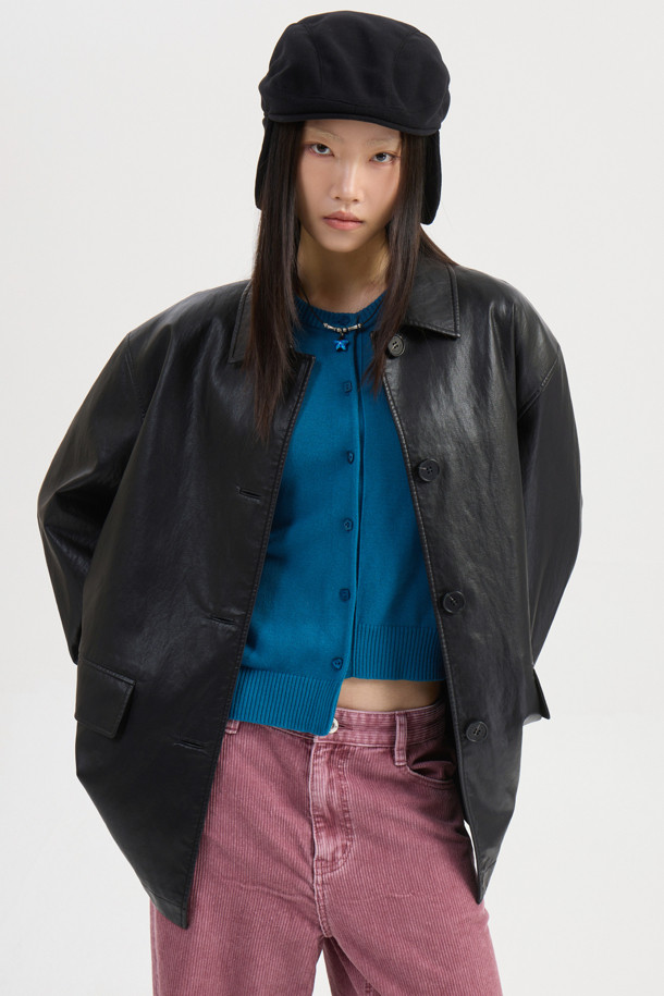 LUCKY CHOUETTE (럭키슈에뜨)의 Chouetties 페이크 레더 재킷 (블랙)입니다. 부드러운 촉감의 인조 가죽 소재로 제작되었으며, 봄, 가을에 착용하기 좋은 두께감입니다. 루즈핏 싱글 버튼 디자인으로 매니시하면서도 캐주얼한 스타일을 연출할 수 있습니다. 어깨 패드가 내장되어 있으며, 양쪽 아웃 포켓과 가먼트 워싱 처리로 디테일을 더했습니다. 출근룩, 모임룩, 데이트룩 등 다양한 TPO에 미니멀, 클래식, 시크한 무드로 활용하기 좋습니다.
