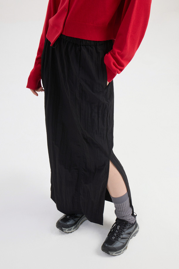 럭키슈에뜨(LUCKY CHOUETTE)의 Chouetties 허리 스트링 롱 스커트(블랙)입니다. 나일론 소재로 제작되어 얇고 가볍게 착용 가능하며, 사계절 내내 활용할 수 있습니다. 허리 밴딩과 스트링으로 편안한 착용감을 선사하며, 셔링 디테일이 여성스러운 실루엣을 연출합니다. 뒷면 포켓과 레터링 자수 포인트로 캐주얼하고 우아한 스타일을 완성하며, 동네 마실룩이나 여행룩에 모두 잘 어울립니다. H라인 핏의 롱스커트로 미니멀하고 클래식한 스타일을 연출해보세요.
