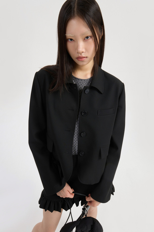 럭키슈에뜨(LUCKY CHOUETTE)의 프릴 헴 미니 스커트(black)입니다. 캐주얼한 무드의 블랙 미니스커트로, H라인 핏과 로우라이즈 디자인이 특징입니다. 폴리에스테르 소재로 제작되어 사계절 내내 편안하게 착용할 수 있으며, 프릴 밑단 디테일이 여성스러운 포인트를 더합니다. 사이드 지퍼로 간편하게 여닫을 수 있으며, 데이트룩, 쇼핑룩 등 다양한 TPO에 활용 가능합니다. 레이어드 스타일링을 통해 미니멀, 클래식 룩을 연출할 수 있습니다.
