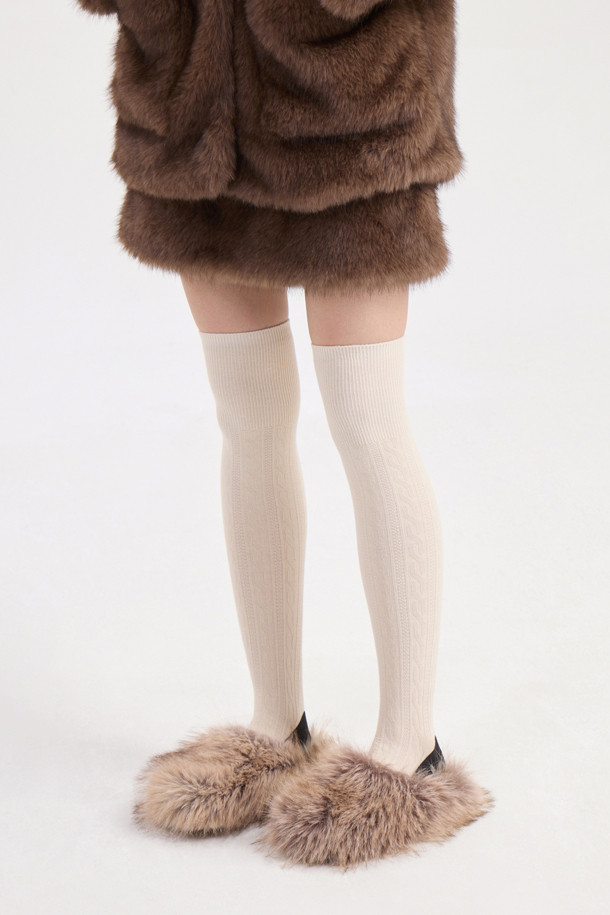 럭키슈에뜨의 쇼에티 페이크 퍼 미니 스커트(브라운)는 빈티지 무드를 연출하는 여성용 미니스커트입니다. 부드러운 촉감의 페이크 퍼 소재와 두꺼운 두께감으로 가을, 겨울 시즌에 따뜻하게 착용할 수 있습니다. 옆라인 금속 지퍼 디테일과 로우라이즈 디자인이 특징이며, 데이트룩, 모임룩, 연말 모임룩 등 다양한 TPO에 활용 가능합니다. 클래식, 미니멀, 레트로 스타일을 즐겨 입는 분들께 추천하며, 가벼운 무게감으로 편안하게 착용할 수 있습니다. 털 빠짐 현상이 있을 수 있으니 구매 전 참고 바랍니다.
