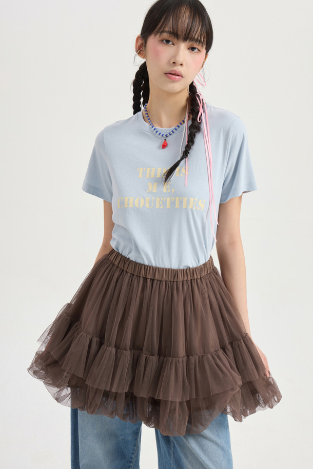 럭키슈에뜨의 Chouetties (슈에티스) 메쉬 볼륨 미니 스커트 (브라운)입니다. 부드러운 촉감의 메쉬 소재로 제작되어 봄, 여름에 시원하게 착용하기 좋습니다. 허리 밴딩과 셔링 디테일이 여성스러운 A라인 실루엣을 더욱 돋보이게 하며, 안감이 있어 비침 걱정 없이 편안하게 입을 수 있습니다. 데이트룩, 카페룩, 여행룩 등 다양한 TPO에 걸리시, 미니멀, 로맨틱 스타일을 연출해보세요.
