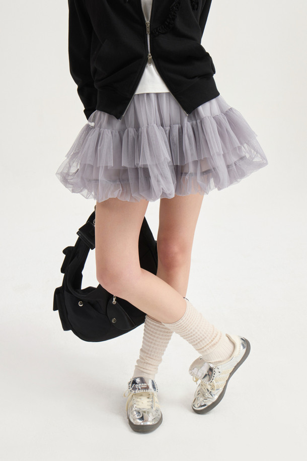 LUCKY CHOUETTE (럭키슈에뜨)의 Chouetties 메쉬 볼륨 미니 스커트입니다. 부드러운 촉감의 얇은 메쉬 소재로 제작되었으며, 여성스러운 A라인 핏과 볼륨감을 살린 디자인이 특징입니다. 셔링 디테일이 더해져 로맨틱한 무드를 연출하며, 허리 밴딩으로 편안하게 착용할 수 있습니다. 비침이 있으므로 속바지를 함께 착용하는 것을 권장하며, 데이트룩, 카페룩, 쇼핑룩 등 다양한 TPO에 걸리시, 로맨틱, 미니멀 스타일로 연출하기 좋습니다.
