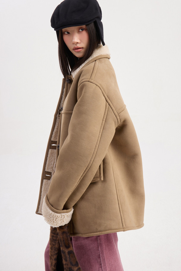 럭키슈에뜨 Chouetties (쇼티스) Fake Mustang (베이지)는 여성스러운 캐주얼 스타일을 연출하는 무스탕입니다. 스웨이드와 덤블 소재의 조화로 포근하고 부드러운 촉감을 선사하며, 두꺼운 두께감으로 따뜻하게 착용할 수 있습니다. 넉넉한 루즈핏과 스탠다드핏 디자인으로 편안한 착용감을 제공하며, 하프 기장으로 다양한 하의와 매치하기 좋습니다. 아웃포켓 디테일과 로고 엠보 포인트가 디자인의 포인트를 더하며, 가을과 겨울 시즌 데일리룩에 활용하기 좋습니다. 베이지 컬러는 미니멀하고 클래식한 분위기를 연출합니다.
